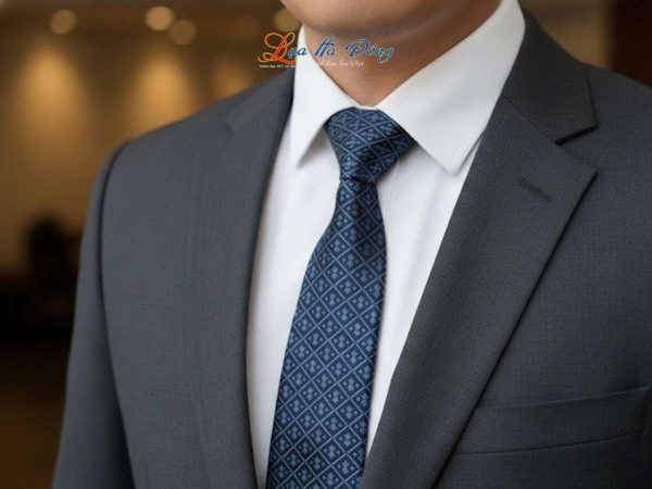 Cravat lụa tơ tằm ô hoa màu xanh nền đen MNV-CRV62