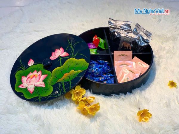 Hộp Mứt Tết Sơn Mài Sen Hồng Thanh Khiết 4 Ngăn Nền XanhHộp Mứt Tết Sơn Mài Sen Hồng Thanh Khiết 4 Ngăn Nền Xanh