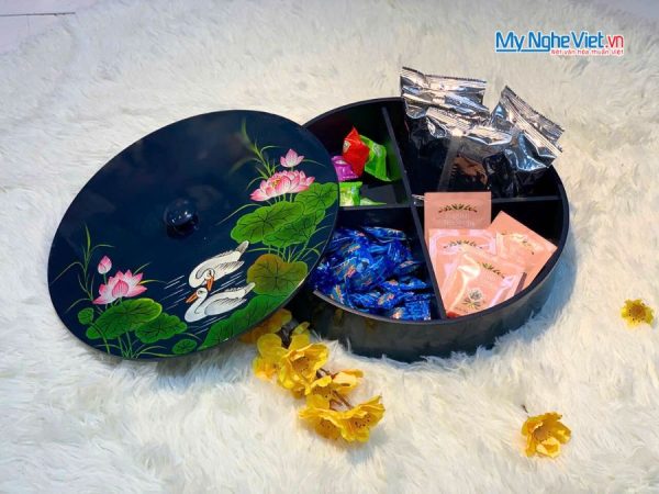 Hộp Mứt Tết Sơn Mài Sen Hồng Sum Vầy 4 Ngăn Nền Xanh