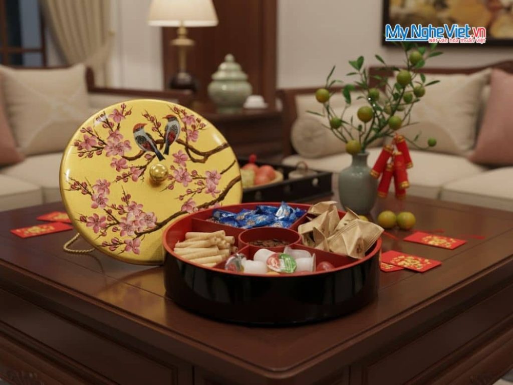 Hộp Mứt Tết Sơn Mài 5 Ngăn Vẽ Hoa Đào Chim Sơn Ca Ruột Đỏ