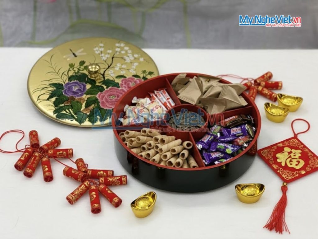 Hộp Mứt Tết Sơn Mài 5 Ngăn Vẽ Hoa Mẫu Đơn Ruột Đỏ
