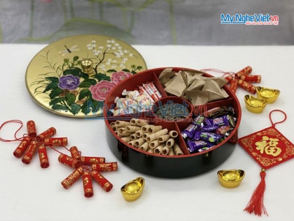 Hộp Mứt Tết Sơn Mài 5 Ngăn Vẽ Hoa Mẫu Đơn Ruột Đỏ