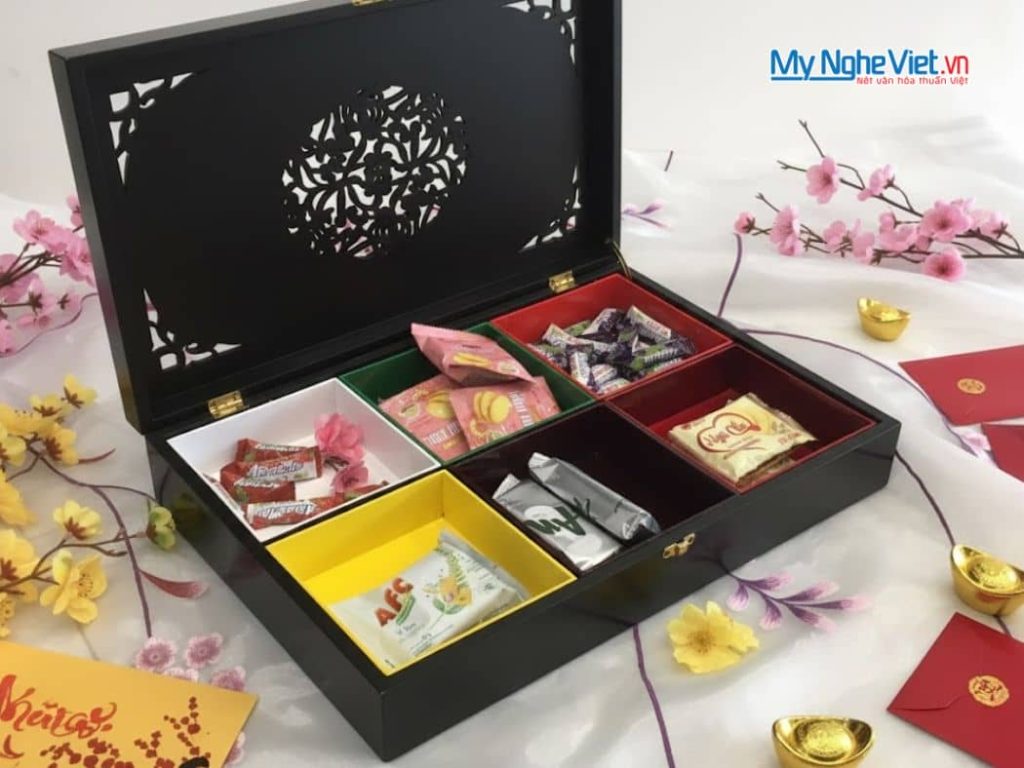Hộp Mứt Tết Sơn Mài 6 Ngăn Có Khóa