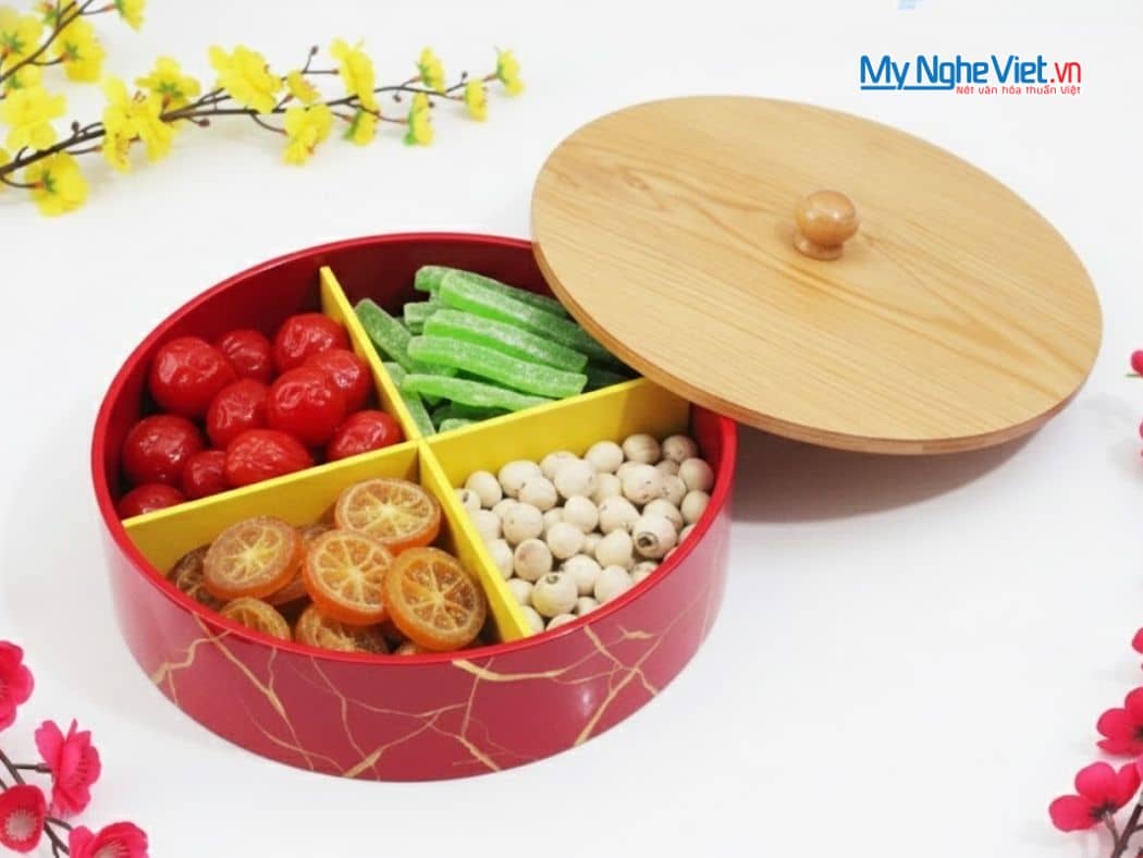 Hộp Mứt Tết Sơn Mài Tròn 4 Ngăn Khay Gỗ Nền Đỏ