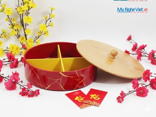 Hộp Mứt Tết Sơn Mài Tròn 4 Ngăn Khay Gỗ Nền Đỏ