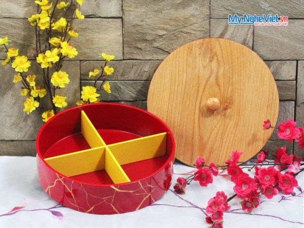 Hộp Mứt Tết Sơn Mài Tròn 4 Ngăn Khay Gỗ Nền Đỏ