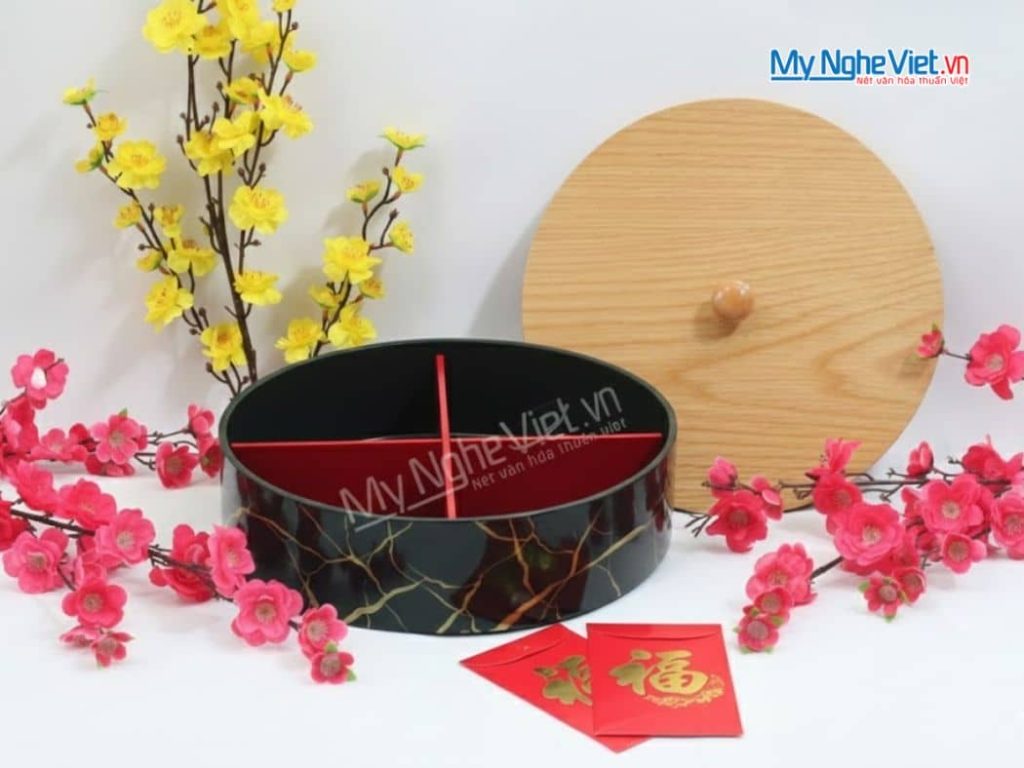 Hộp Mứt Tết Sơn Mài Tròn 4 Ngăn Khay Gỗ Nền Xanh