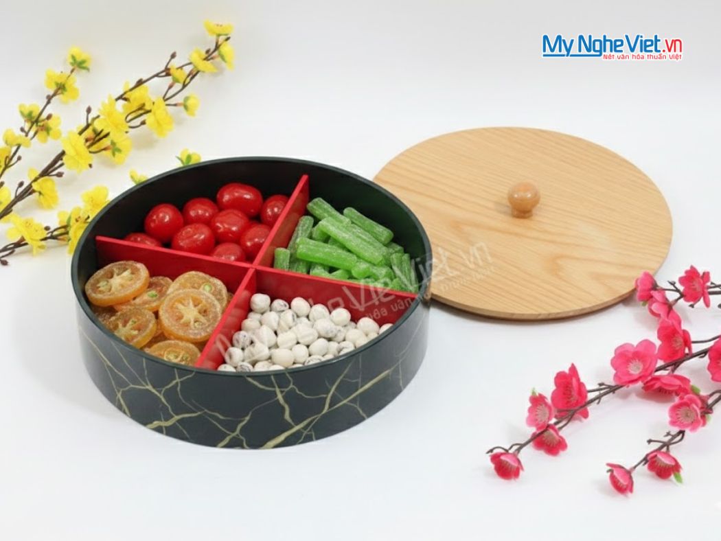 Hộp Mứt Tết Sơn Mài Tròn 4 Ngăn Khay Gỗ Nền Xanh
