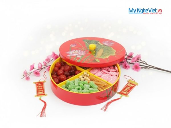 Hộp Mứt Tết Sơn Mài Tròn Nền Đỏ Hoa Sen Cẩn Trai