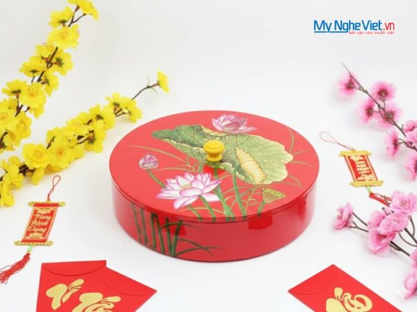 Hộp Mứt Tết Sơn Mài Tròn Nền Đỏ Hoa Sen Cẩn Trai