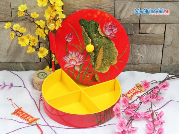 Hộp Mứt Tết Sơn Mài Tròn Nền Đỏ Hoa Sen Cẩn Trai