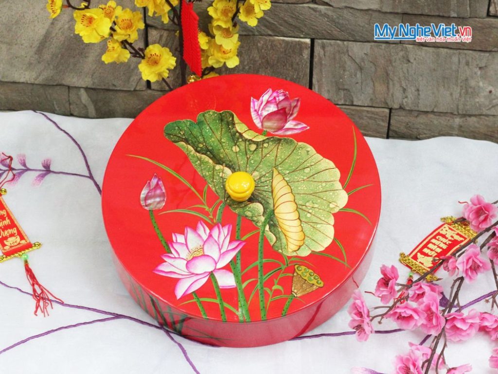 Hộp Mứt Tết Sơn Mài Tròn Nền Đỏ Hoa Sen Cẩn Trai