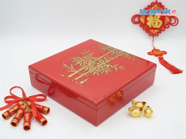 Hộp Mứt Tết Sơn Mài Vuông 4 Ngăn Lá Trúc Nền Đỏ