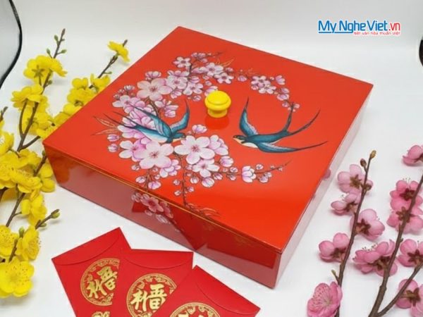 Hộp Mứt Tết Sơn Mài Vuông Én Nền Đỏ Cẩn Ốc Nền Đỏ