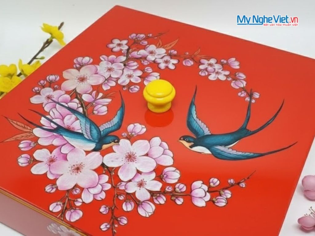 Hộp Mứt Tết Sơn Mài Vuông Én Nền Đỏ Cẩn Ốc Nền Đỏ