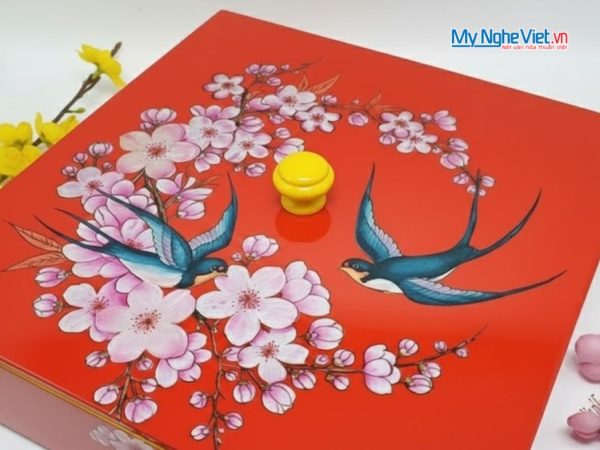 Hộp Mứt Tết Sơn Mài Vuông Én Nền Đỏ Cẩn Ốc Nền Đỏ