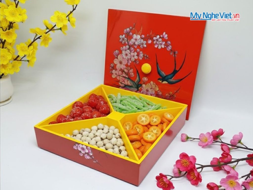 Hộp Mứt Tết Sơn Mài Vuông Én Nền Đỏ Cẩn Ốc Nền Đỏ
