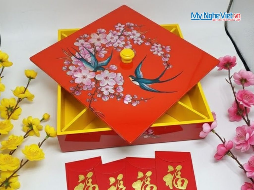 Hộp Mứt Tết Sơn Mài Vuông Én Nền Đỏ Cẩn Ốc Nền Đỏ