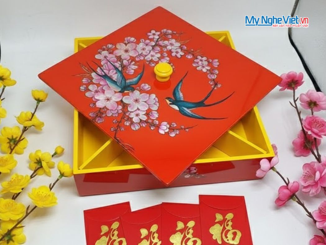 Hộp Mứt Tết Sơn Mài Vuông Én Nền Đỏ Cẩn Ốc Nền Đỏ