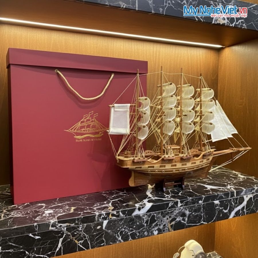 Thuyền buồm gỗ cổ điển