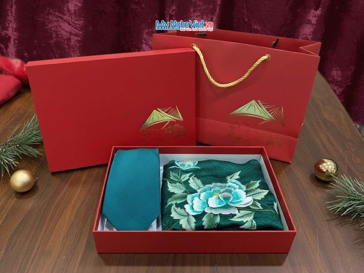 Set quà giáng sinh: Khăn lụa và cà vạt lụa tơ tằm - MẪU ĐƠN XANH PHÚ QUÝ - Ảnh 4