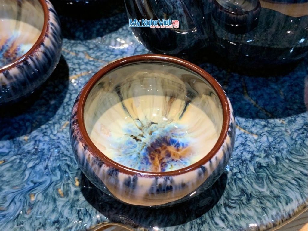 Bộ bình trà dáng đà điểu quai sứ men hỏa biến xanh lòng khay xếp