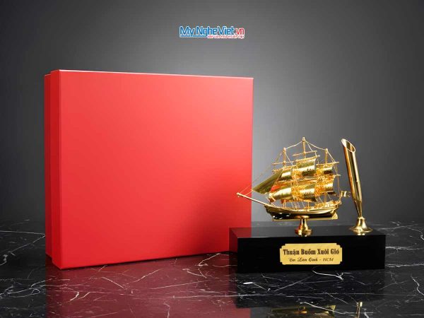 Thuyền dát vàng 24k thuận buồm nhỏ để bàn D13cm