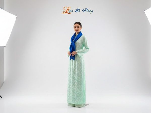 Khăn Lụa Vuông Tơ Tằm Thêu Hoa Sen Họa Tiết Sóng Mây Xanh Dương