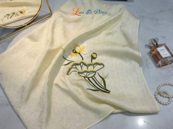 Khăn Lụa Vuông Tơ Tằm Thêu Hoa Sen Họa Tiết Hoa Cúc Màu Vàng Mỡ Gà