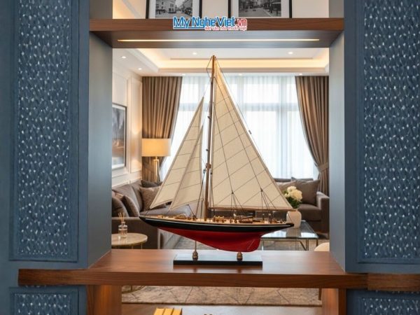 Mô Hình Du Thuyền Endeavour Màu Đỏ Và Đen