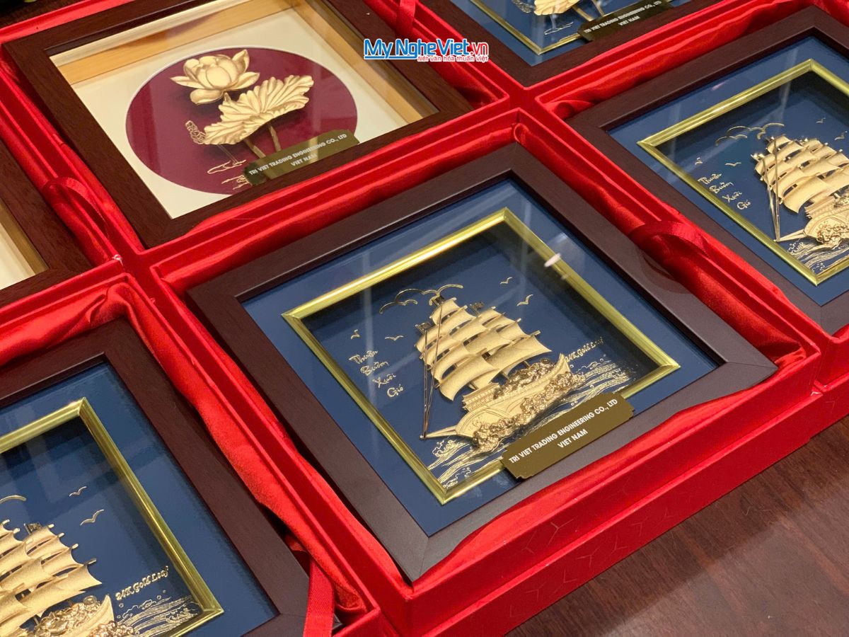 Tranh thuyền buồm dát vàng nền xanh để bàn 24k và Hộp xilot đỏ - MNVHD04.10 - Ảnh 3