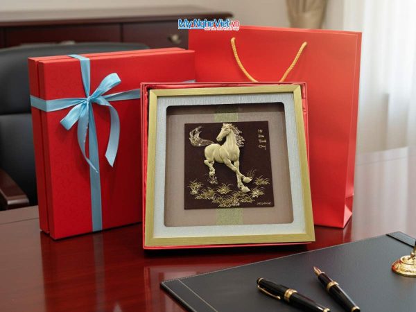 Tranh Đồng Mạ Vàng 24K Mã Đáo Thành Công Nền Đỏ - Quà Tết Bính Ngọ 2026 (30x30cm)