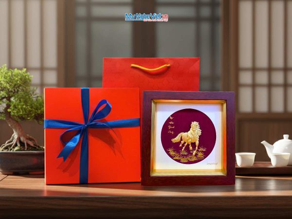 Tranh Đồng Mạ Vàng 24K Mã Đáo Thành Công Nền Đỏ - Quà Tết Bính Ngọ 2026 (20x20cm)