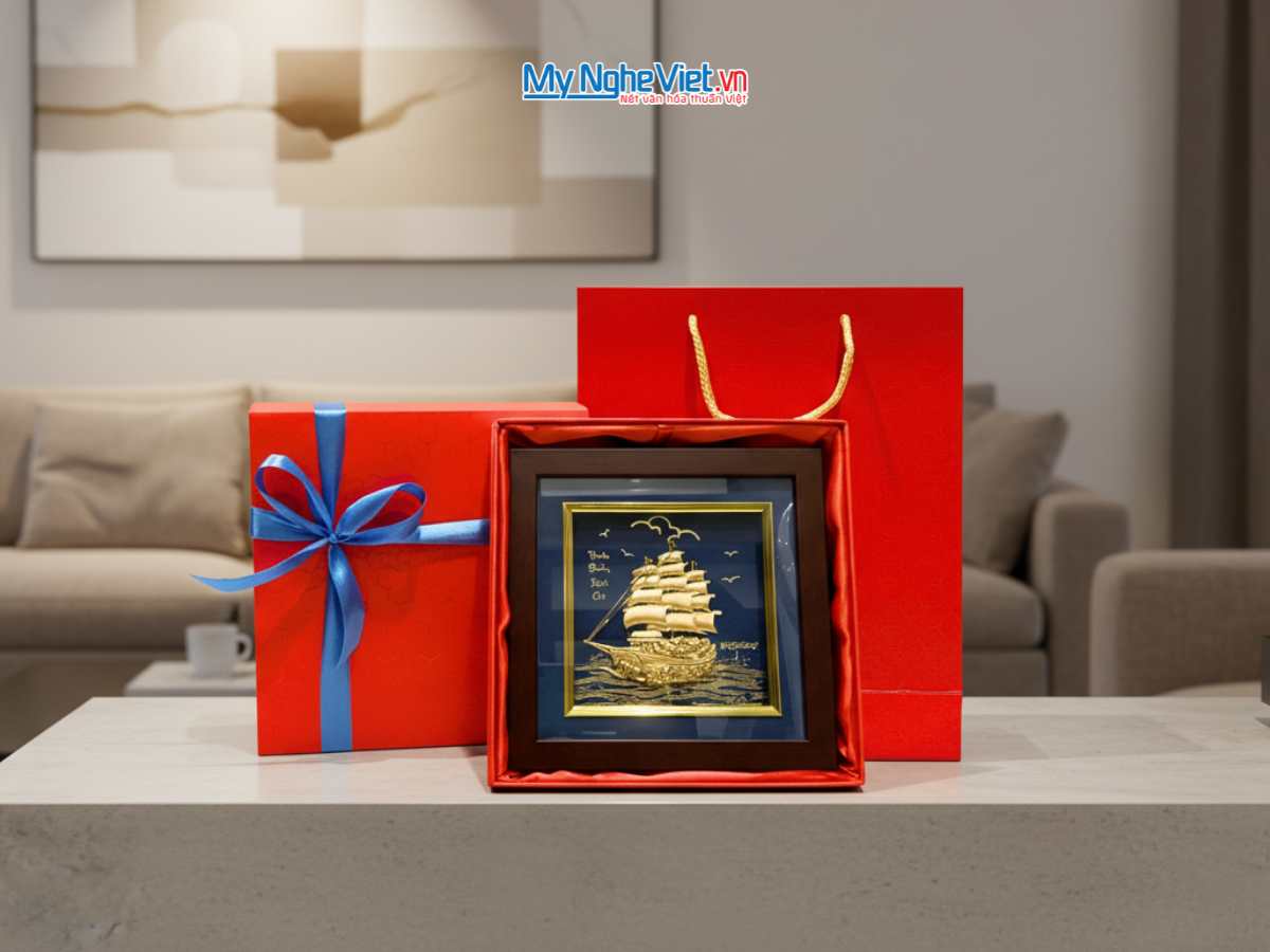 Tranh thuyền buồm dát vàng nền xanh để bàn 24k và Hộp xilot đỏ - MNVHD04.10 - Ảnh 2