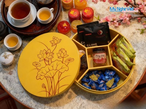 Hộp Mứt Tết Sơn Mài Liên Hoa Khai Xuân 5 Ngăn Màu Vàng