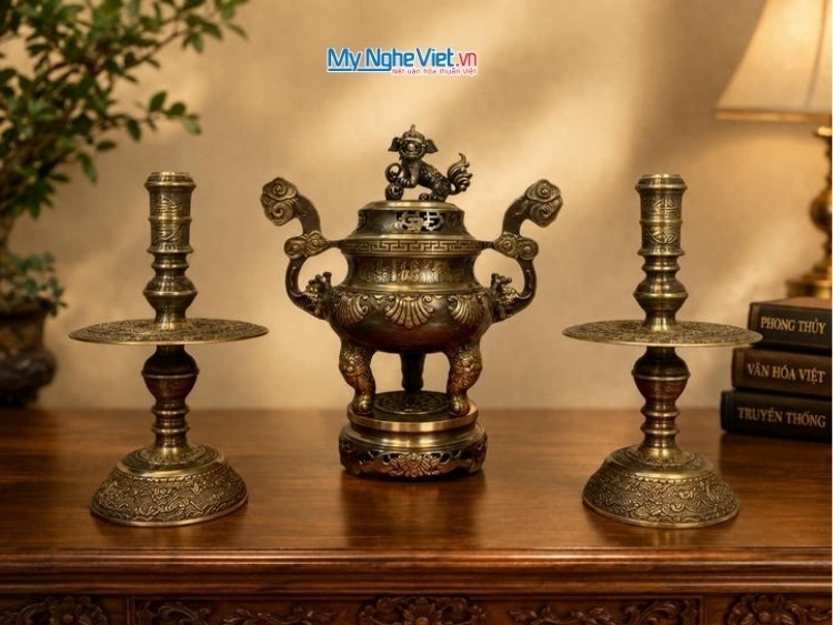 Bộ Đồng Tam Sự Vàng Đậm Chạm Hoa Sòi ( Đỉnh Đồng H40 + 2 Chân Nến H33) MNV-DD18/40-1