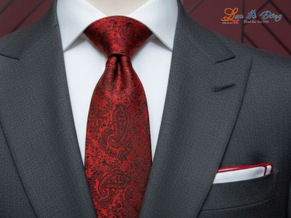 Cà vạt lụa tơ tằm họa tiết đuôi công nền đỏ