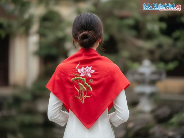 Khăn lụa vuông tơ tằm thêu sen trơn màu đỏ