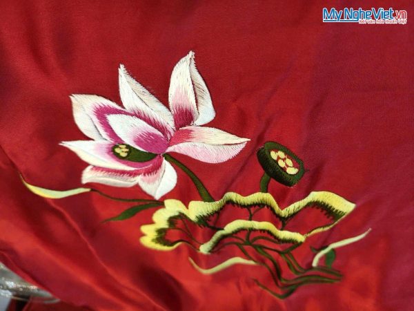 Khăn lụa vuông tơ tằm thêu sen trơn màu đỏ