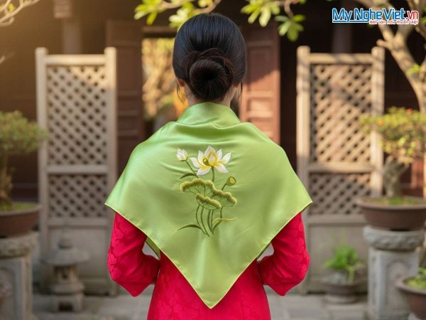 Khăn lụa vuông tơ tằm thêu sen trơn màu xanh cốm