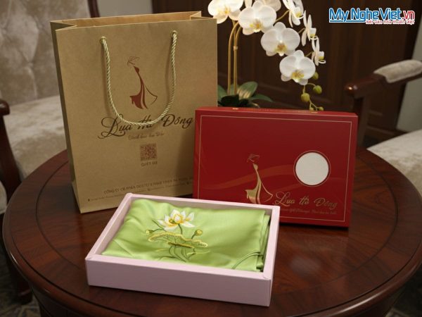 Khăn lụa vuông tơ tằm thêu sen trơn màu xanh cốm