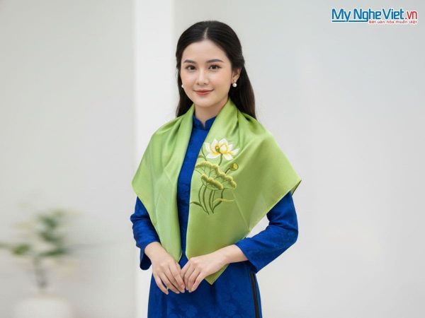 Khăn lụa vuông tơ tằm thêu sen trơn màu xanh cốm