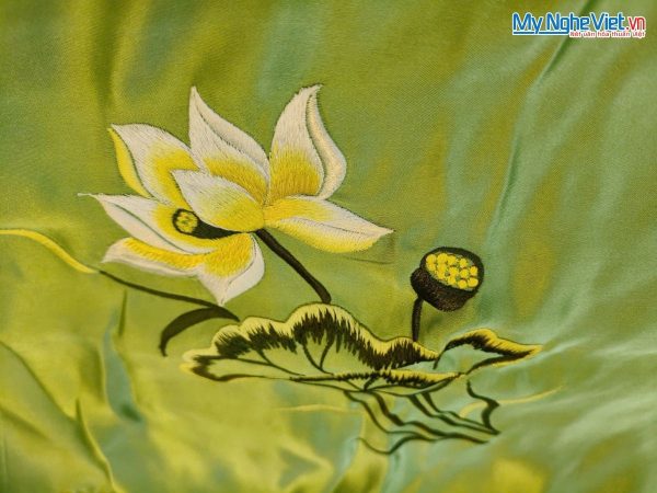 Khăn lụa vuông tơ tằm thêu sen trơn màu xanh cốm