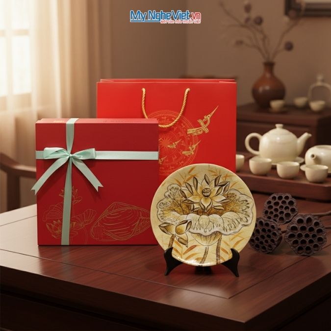 Tranh sơn mài dát lá vàng