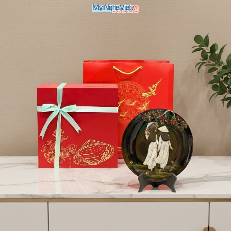 Quà lưu niệm tranh sơn mài cô gái áo dài