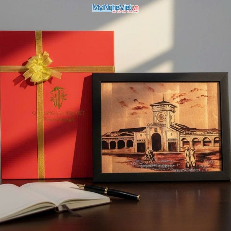 Quà lưu niệm tranh sơn mài Chợ Bến Thành