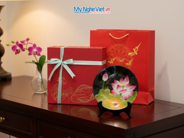 Tranh đĩa sơn mài vẽ tay hoa sen