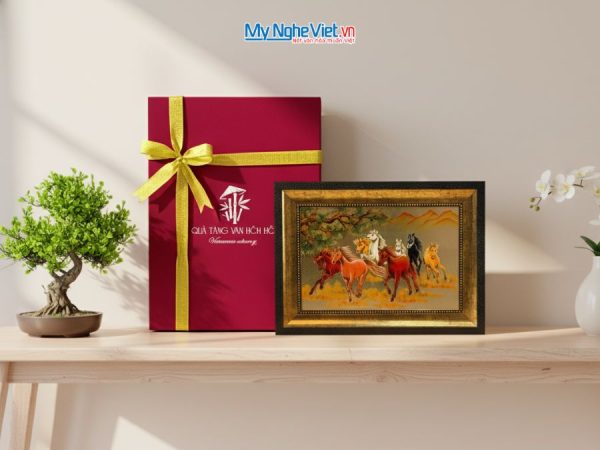 Tranh sơn mài mã đáo thành công đắp nổi nền vàng