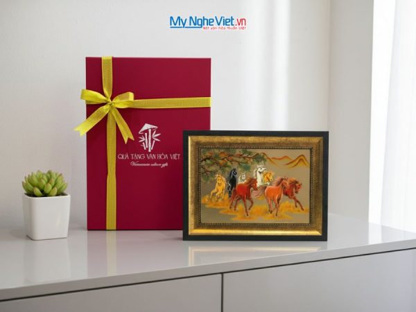 Tranh sơn mài mã đáo thành công đắp nổi nền vàng