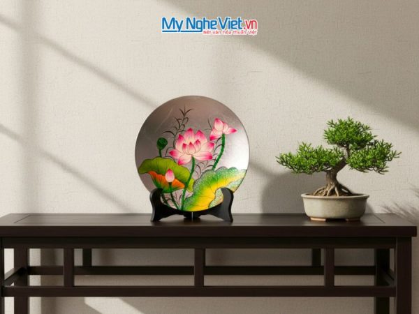 Tranh đĩa sơn mài hoa sen dát lá bạc
